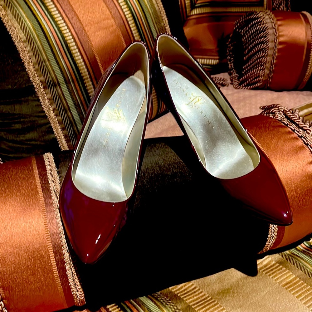 Ivanka Trump patent leather rich Burgundy color !